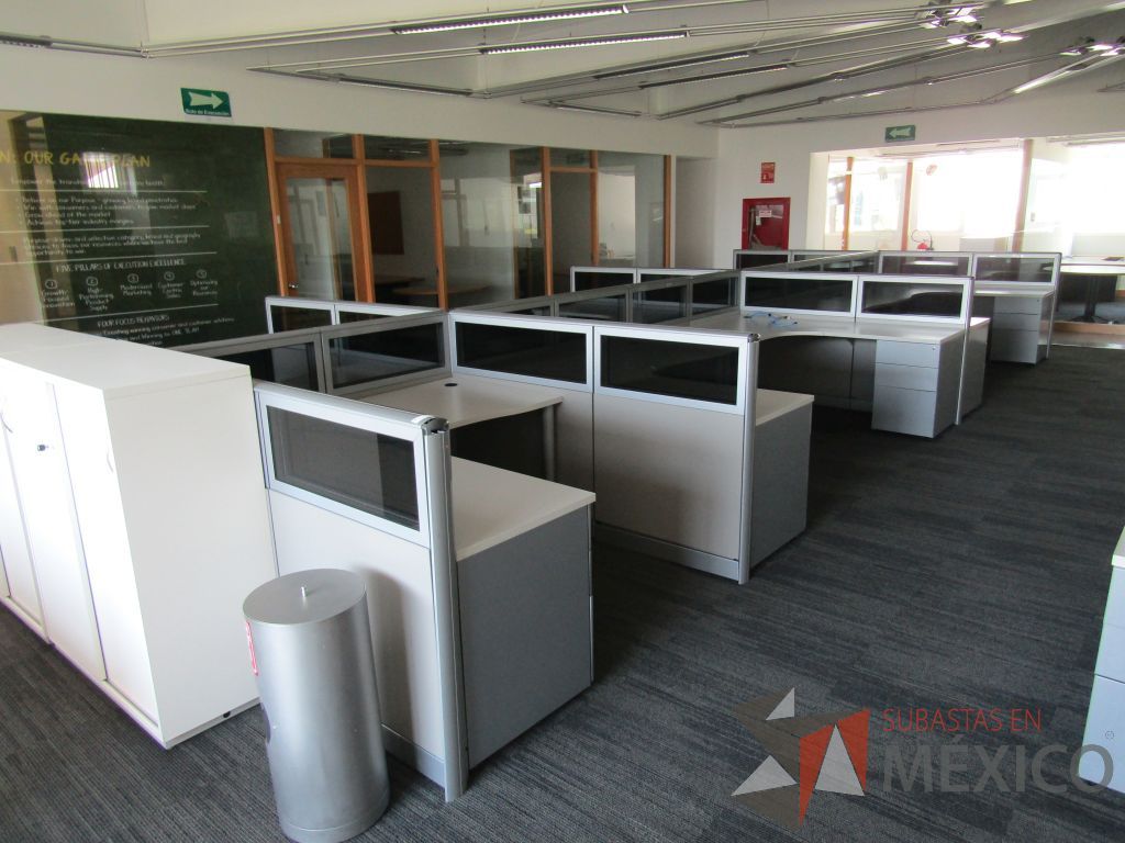 Lote 020 - Estación de trabajo para 10 personas, mampara baja con vidrio y con 10 archiveros de pedestal de 3 cajones - Steelcase - Imagen 2