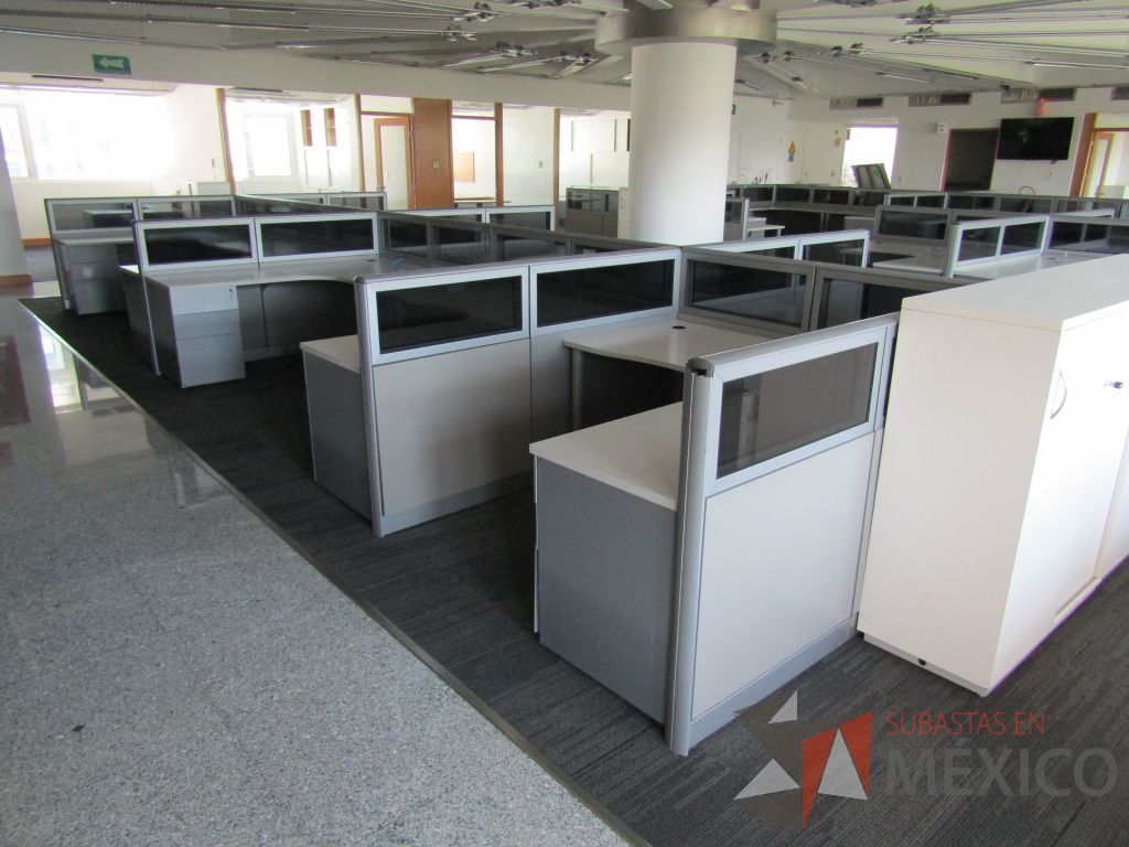 Lote 020 - Estación de trabajo para 10 personas, mampara baja con vidrio y con 10 archiveros de pedestal de 3 cajones - Steelcase - Imagen 3