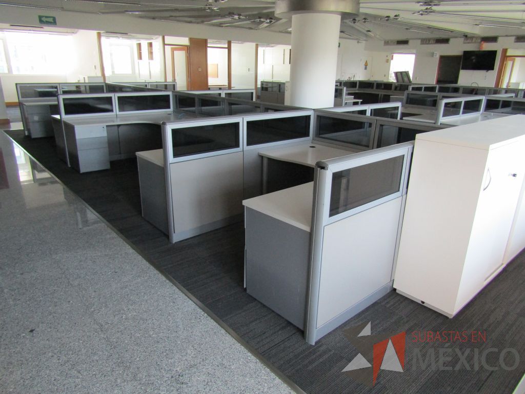 Lote 020 - Estación de trabajo para 10 personas, mampara baja con vidrio y con 10 archiveros de pedestal de 3 cajones - Steelcase - Imagen 4
