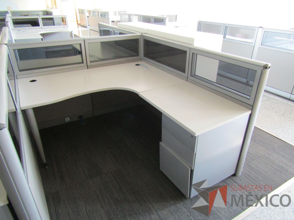Lote 020 - Estación de trabajo para 10 personas, mampara baja con vidrio y con 10 archiveros de pedestal de 3 cajones - Steelcase - Imagen 5