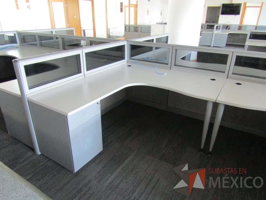 Lote 020 - Estación de trabajo para 10 personas, mampara baja con vidrio y con 10 archiveros de pedestal de 3 cajones - Steelcase - Imagen 8