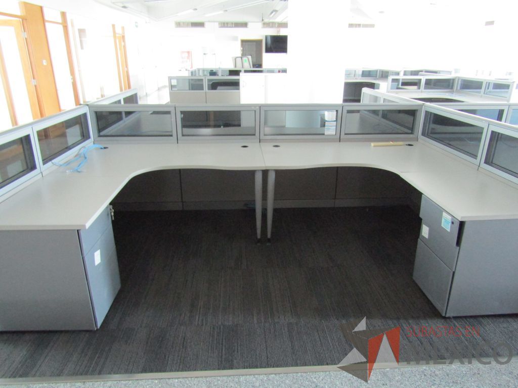 Lote 020 - Estación de trabajo para 10 personas, mampara baja con vidrio y con 10 archiveros de pedestal de 3 cajones - Steelcase - Imagen 9