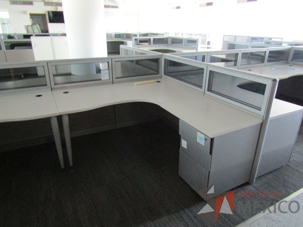 Lote 020 - Estación de trabajo para 10 personas, mampara baja con vidrio y con 10 archiveros de pedestal de 3 cajones - Steelcase - Imagen 10