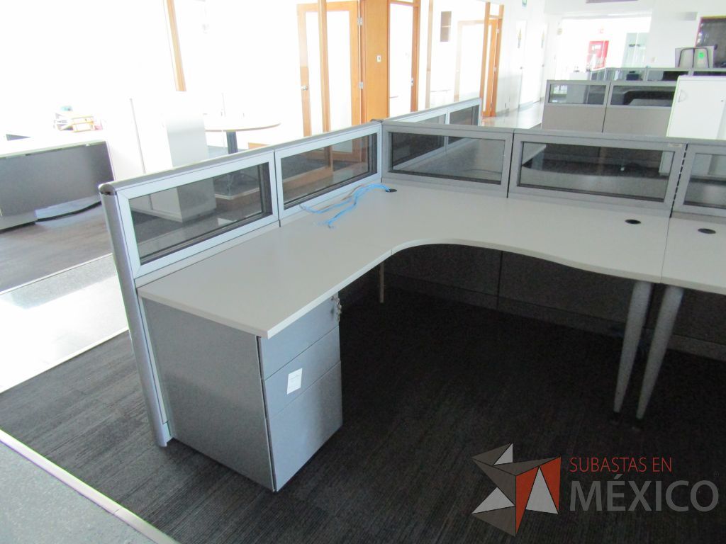 Lote 020 - Estación de trabajo para 10 personas, mampara baja con vidrio y con 10 archiveros de pedestal de 3 cajones - Steelcase - Imagen 11