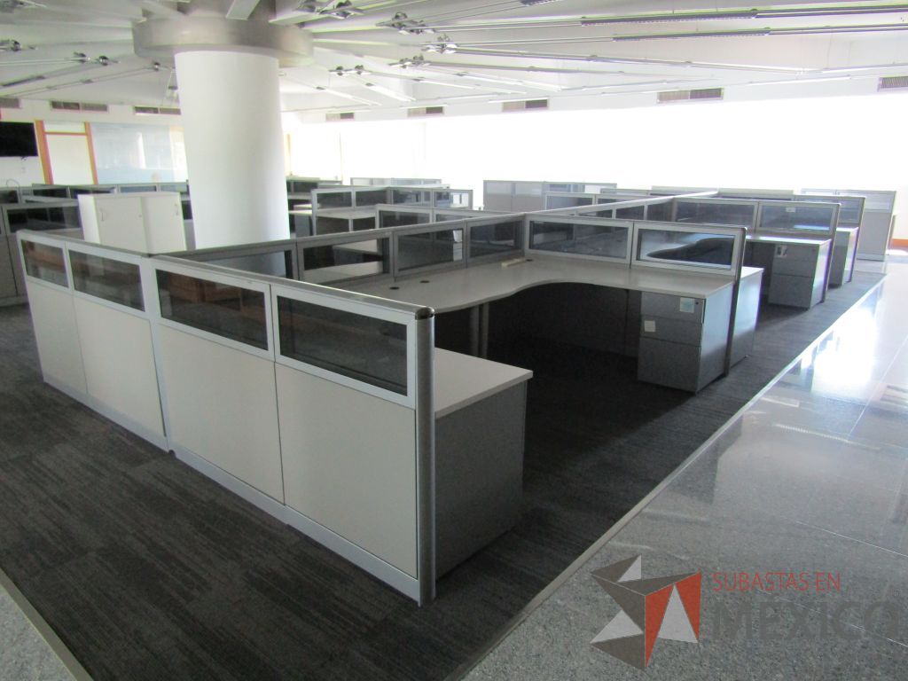 Lote 020 - Estación de trabajo para 10 personas, mampara baja con vidrio y con 10 archiveros de pedestal de 3 cajones - Steelcase - Imagen 12