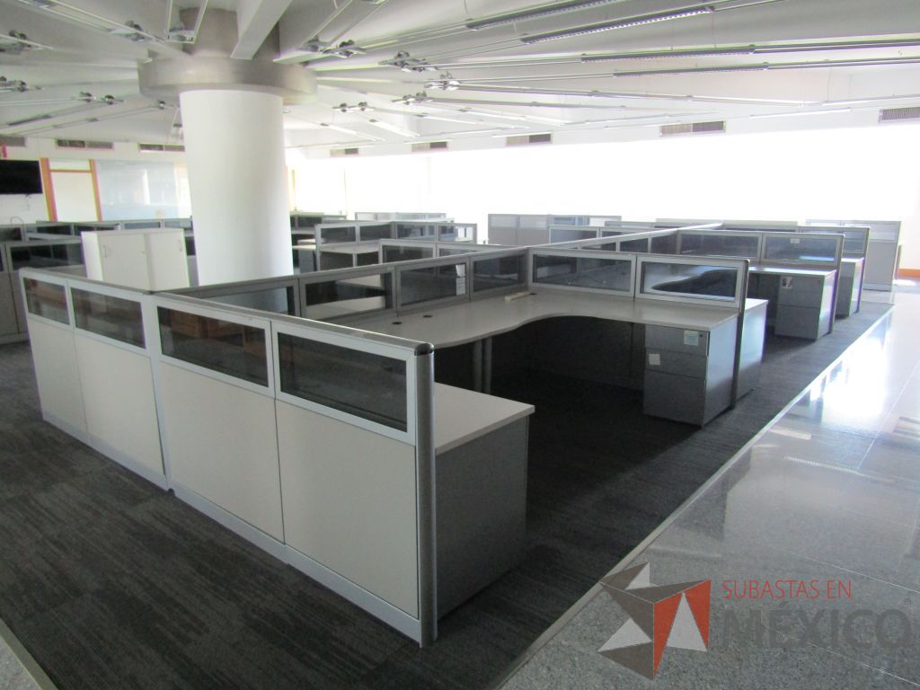 Lote 020 - Estación de trabajo para 10 personas, mampara baja con vidrio y con 10 archiveros de pedestal de 3 cajones - Steelcase - Imagen 13