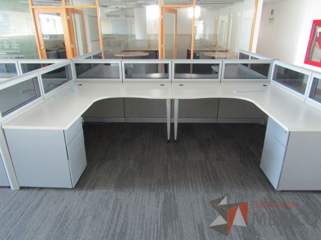 Lote 020 - Estación de trabajo para 10 personas, mampara baja con vidrio y con 10 archiveros de pedestal de 3 cajones - Steelcase - Imagen 16
