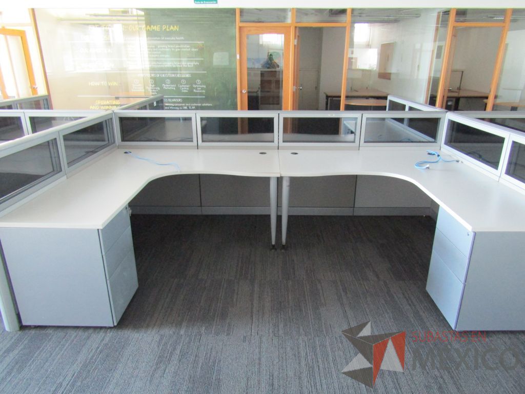 Lote 020 - Estación de trabajo para 10 personas, mampara baja con vidrio y con 10 archiveros de pedestal de 3 cajones - Steelcase - Imagen 17
