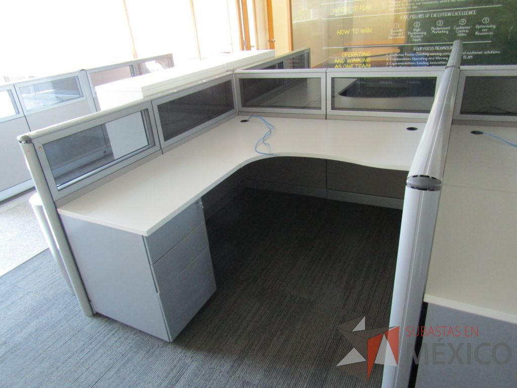 Lote 020 - Estación de trabajo para 10 personas, mampara baja con vidrio y con 10 archiveros de pedestal de 3 cajones - Steelcase - Imagen 18