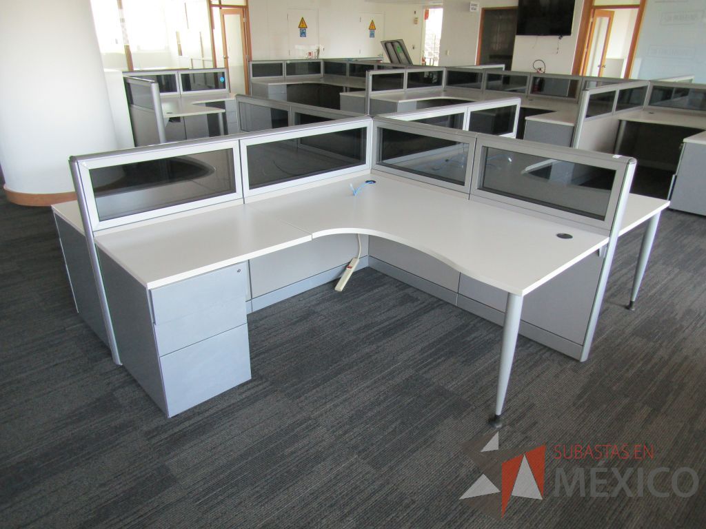 Lote 021 - Estación de trabajo para 4 personas, mampara baja con vidrio y con 4 archiveros de pedestal de 3 cajones - Steelcase - Imagen 2