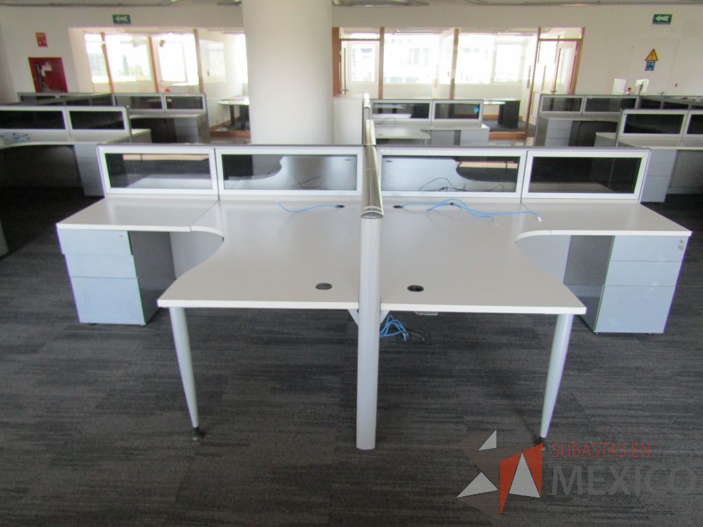 Lote 021 - Estación de trabajo para 4 personas, mampara baja con vidrio y con 4 archiveros de pedestal de 3 cajones - Steelcase