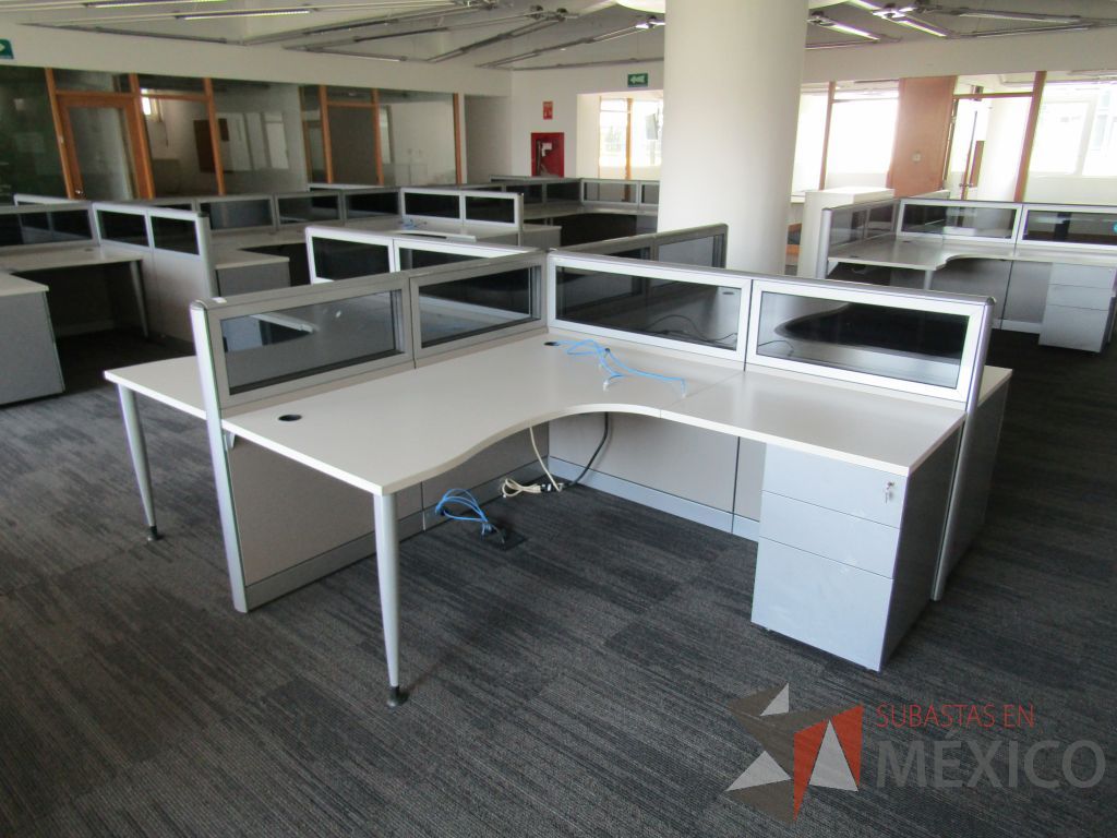 Lote 021 - Estación de trabajo para 4 personas, mampara baja con vidrio y con 4 archiveros de pedestal de 3 cajones - Steelcase - Imagen 3