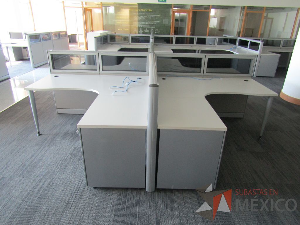 Lote 021 - Estación de trabajo para 4 personas, mampara baja con vidrio y con 4 archiveros de pedestal de 3 cajones - Steelcase - Imagen 4