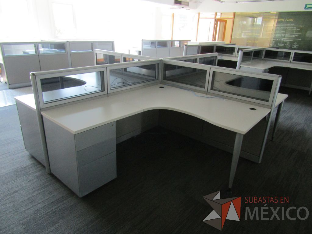 Lote 021 - Estación de trabajo para 4 personas, mampara baja con vidrio y con 4 archiveros de pedestal de 3 cajones - Steelcase - Imagen 5