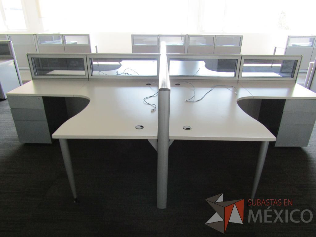 Lote 021 - Estación de trabajo para 4 personas, mampara baja con vidrio y con 4 archiveros de pedestal de 3 cajones - Steelcase - Imagen 6
