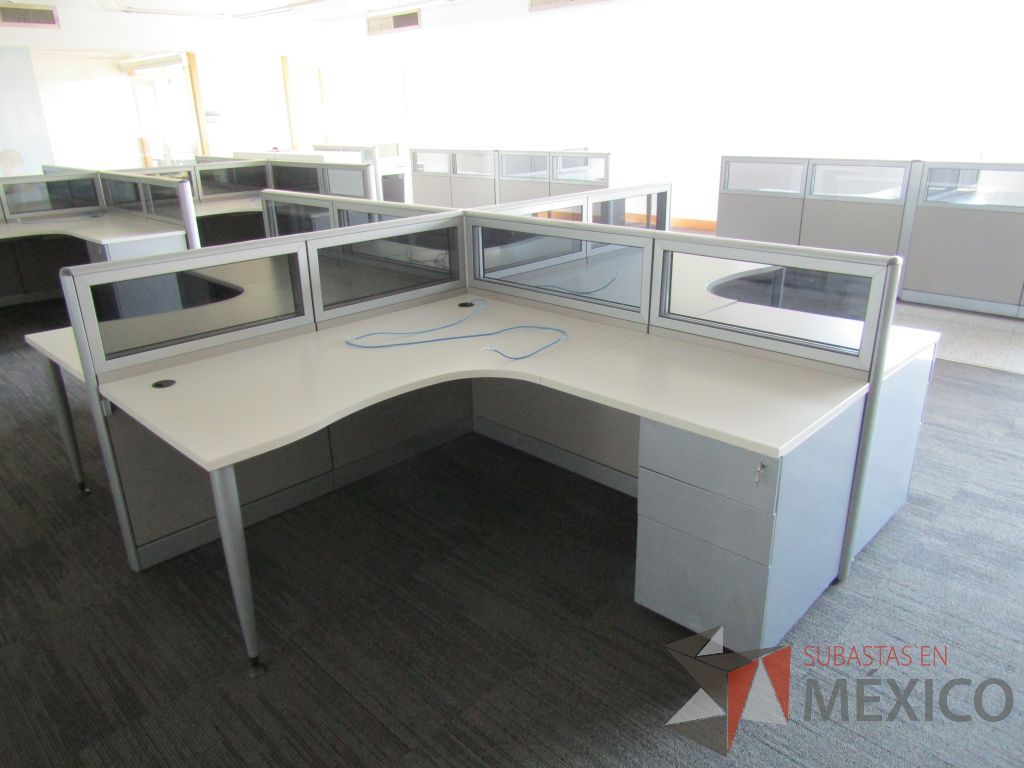 Lote 021 - Estación de trabajo para 4 personas, mampara baja con vidrio y con 4 archiveros de pedestal de 3 cajones - Steelcase - Imagen 7