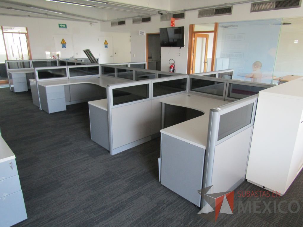Lote 022 - Estación de trabajo para 10 personas, mampara baja con vidrio y con 10 archiveros de pedestal de 3 cajones - Steelcase - Imagen 2
