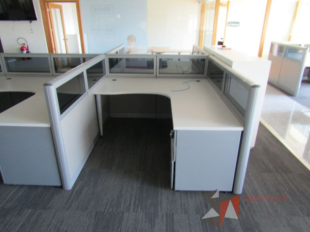 Lote 022 - Estación de trabajo para 10 personas, mampara baja con vidrio y con 10 archiveros de pedestal de 3 cajones - Steelcase - Imagen 3