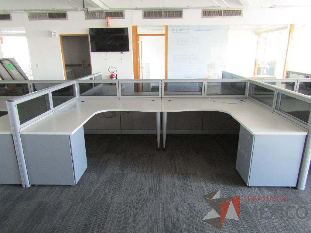 Lote 022 - Estación de trabajo para 10 personas, mampara baja con vidrio y con 10 archiveros de pedestal de 3 cajones - Steelcase - Imagen 4