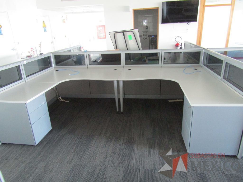 Lote 022 - Estación de trabajo para 10 personas, mampara baja con vidrio y con 10 archiveros de pedestal de 3 cajones - Steelcase - Imagen 5