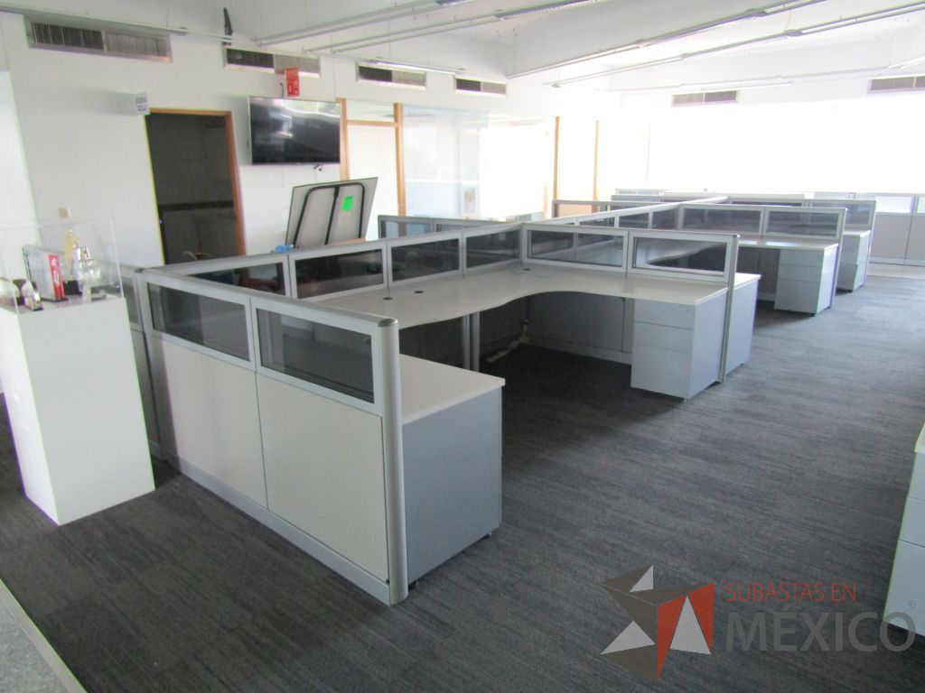 Lote 022 - Estación de trabajo para 10 personas, mampara baja con vidrio y con 10 archiveros de pedestal de 3 cajones - Steelcase