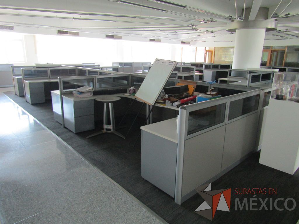 Lote 022 - Estación de trabajo para 10 personas, mampara baja con vidrio y con 10 archiveros de pedestal de 3 cajones - Steelcase - Imagen 6