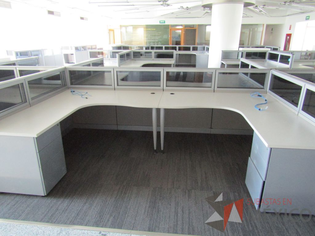 Lote 022 - Estación de trabajo para 10 personas, mampara baja con vidrio y con 10 archiveros de pedestal de 3 cajones - Steelcase - Imagen 8