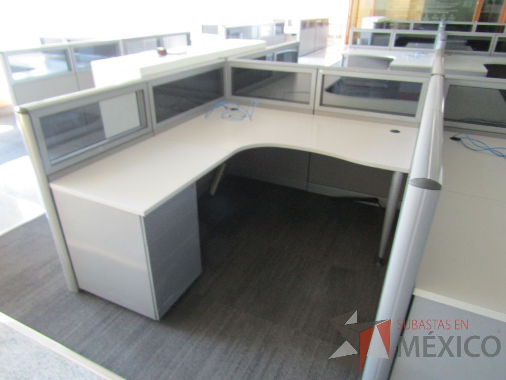 Lote 022 - Estación de trabajo para 10 personas, mampara baja con vidrio y con 10 archiveros de pedestal de 3 cajones - Steelcase - Imagen 9