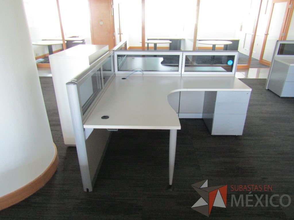 Lote 023 - Estación de trabajo lineal para 2 personas, mampara baja con vidrio y con 2 archiveros de pedestal de 3 cajones - Steelcase - Imagen 2