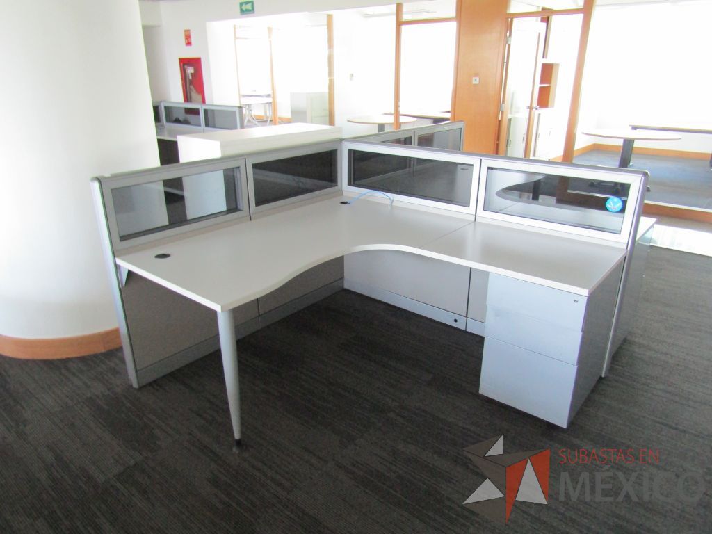 Lote 023 - Estación de trabajo lineal para 2 personas, mampara baja con vidrio y con 2 archiveros de pedestal de 3 cajones - Steelcase - Imagen 3