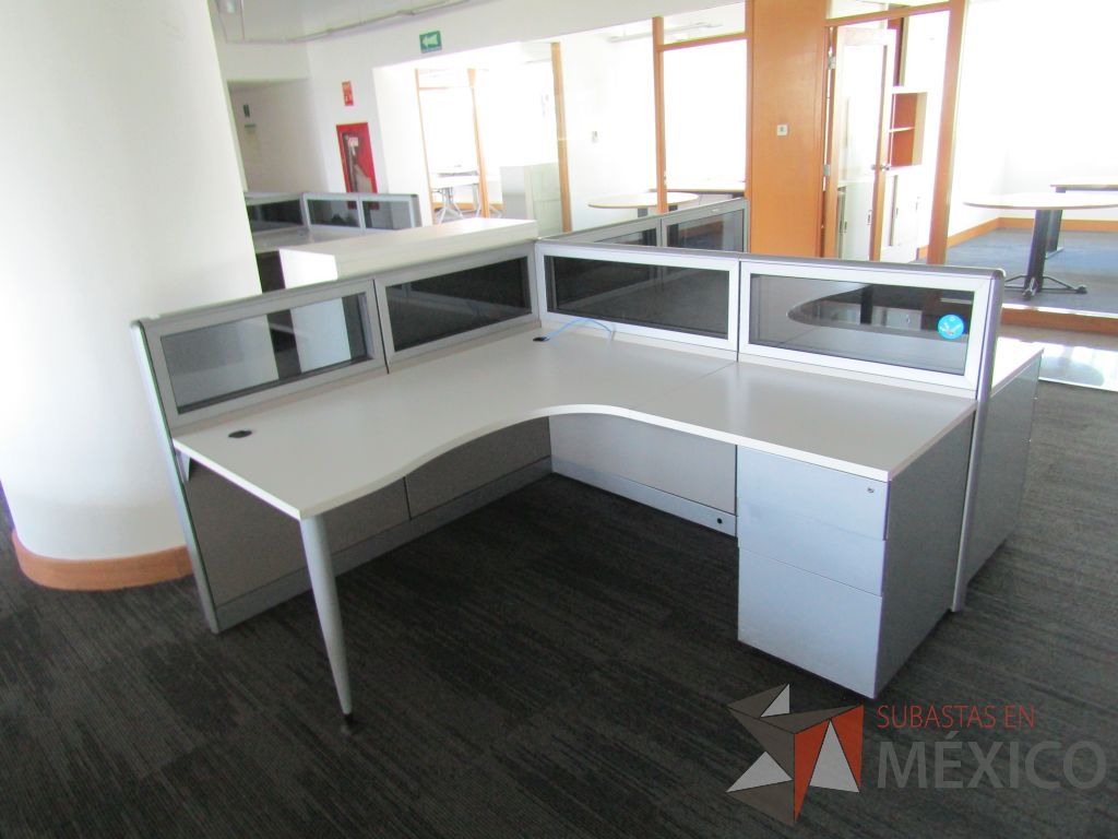 Lote 023 - Estación de trabajo lineal para 2 personas, mampara baja con vidrio y con 2 archiveros de pedestal de 3 cajones - Steelcase - Imagen 4