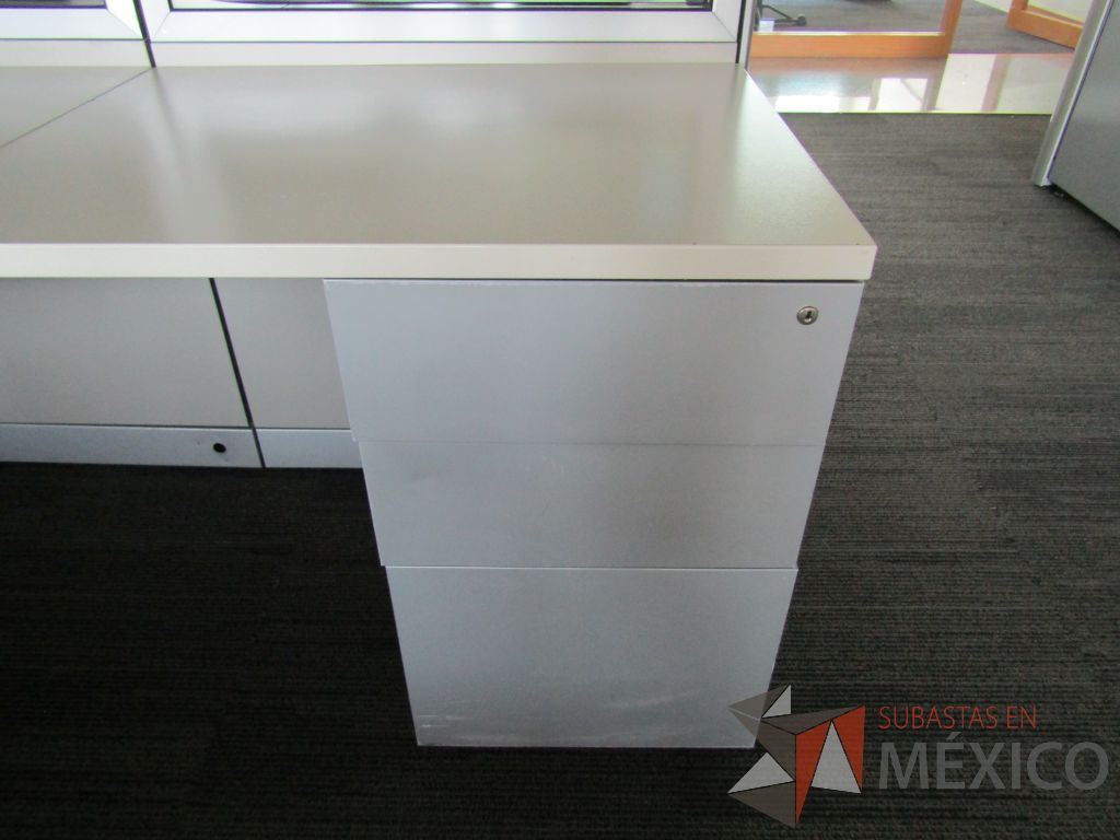 Lote 023 - Estación de trabajo lineal para 2 personas, mampara baja con vidrio y con 2 archiveros de pedestal de 3 cajones - Steelcase - Imagen 5