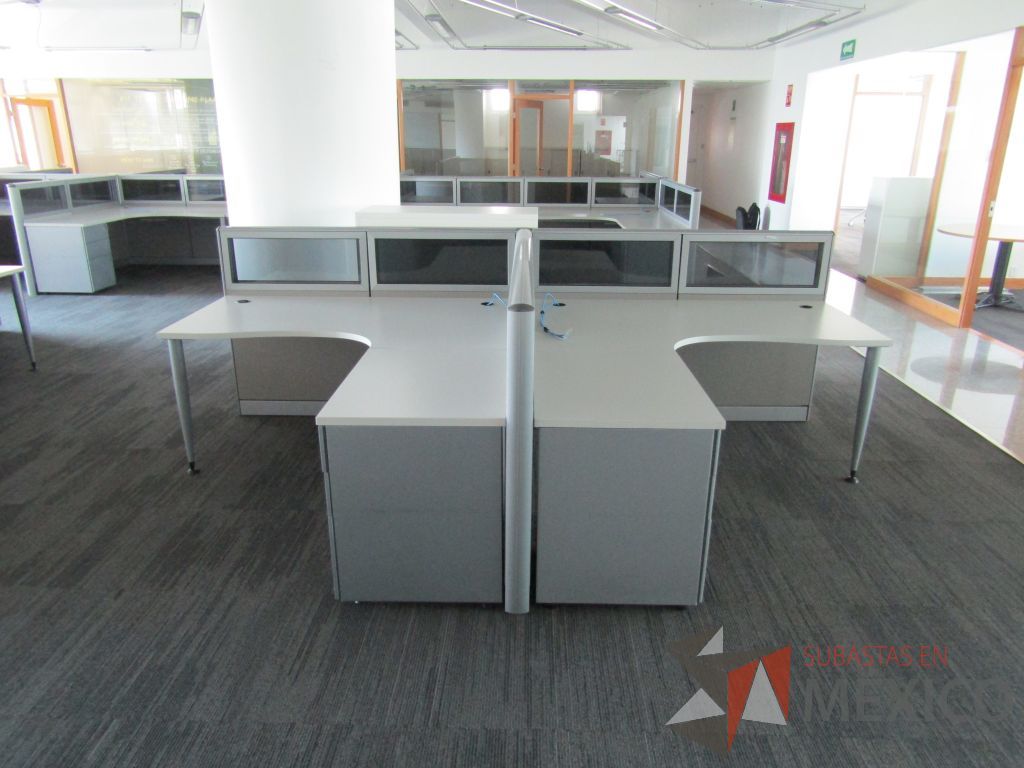 Lote 023 - Estación de trabajo lineal para 2 personas, mampara baja con vidrio y con 2 archiveros de pedestal de 3 cajones - Steelcase - Imagen 6