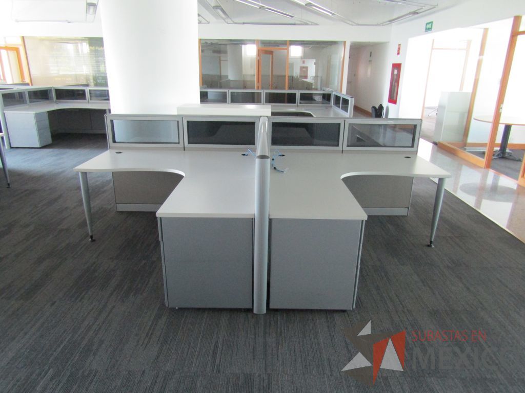 Lote 023 - Estación de trabajo lineal para 2 personas, mampara baja con vidrio y con 2 archiveros de pedestal de 3 cajones - Steelcase - Imagen 7