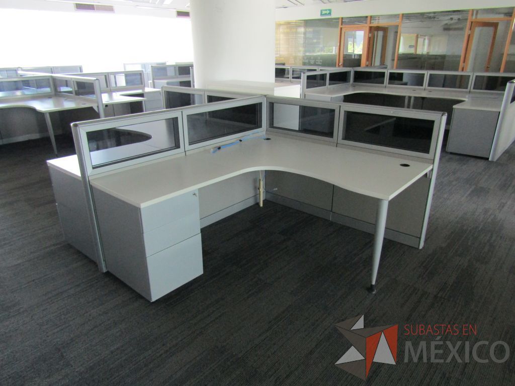 Lote 023 - Estación de trabajo lineal para 2 personas, mampara baja con vidrio y con 2 archiveros de pedestal de 3 cajones - Steelcase