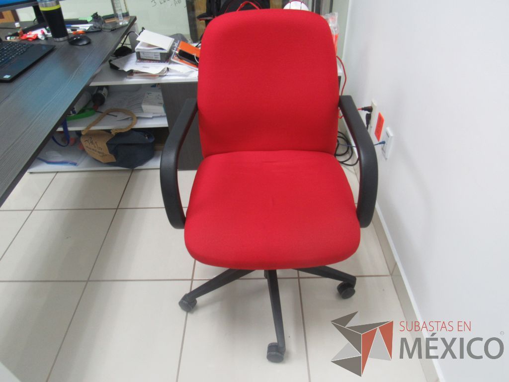Lote 015 - Silla operativa con ruedas, descansa brazos, asiento y respaldo en tela color rojo