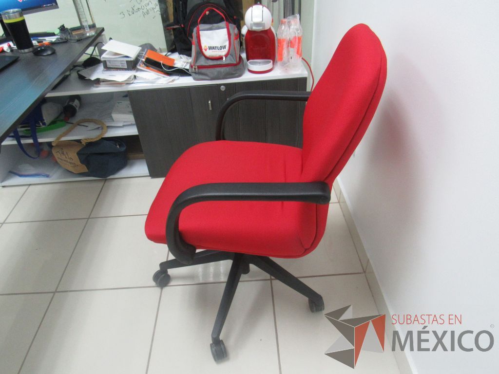 Lote 015 - Silla operativa con ruedas, descansa brazos, asiento y respaldo en tela color rojo - Imagen 2