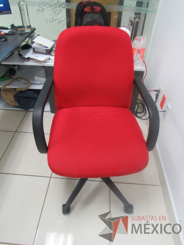 Lote 015 - Silla operativa con ruedas, descansa brazos, asiento y respaldo en tela color rojo - Imagen 3