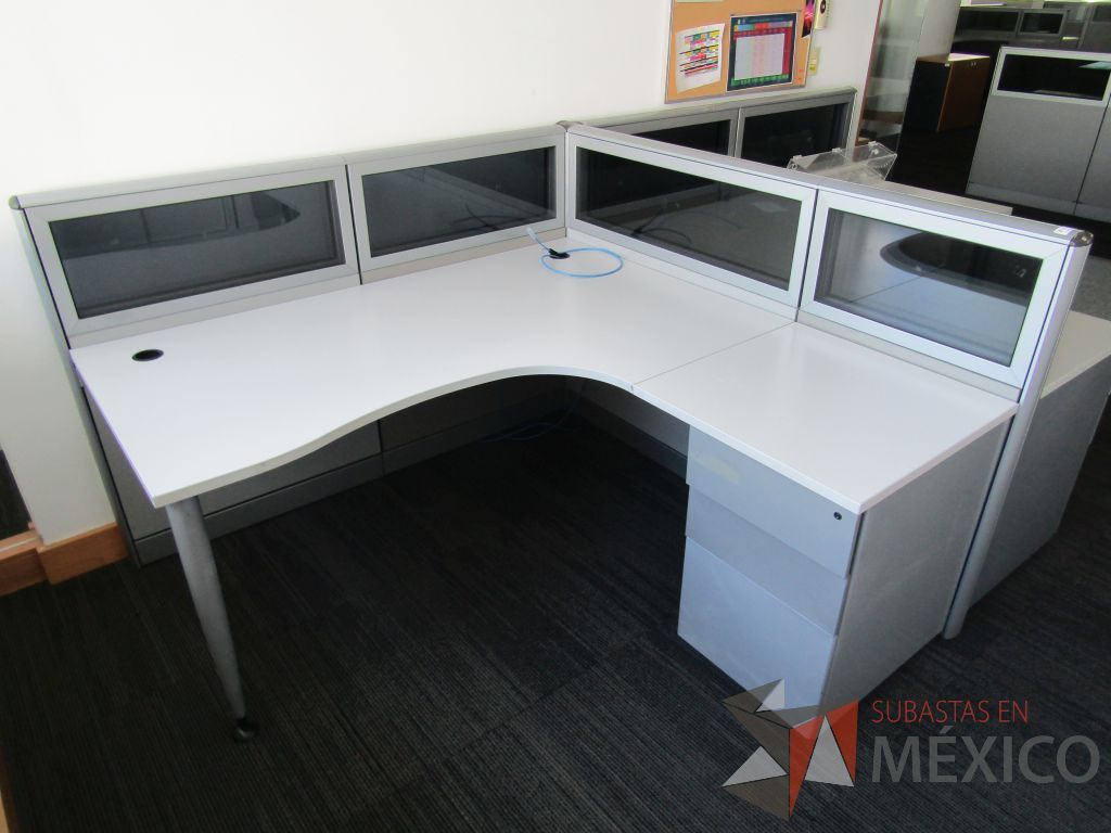 Lote 030 - Estación de trabajo lineal para 2 personas, mampara baja con vidrio, con 2 archiveros de pedestal de 3 cajones - Steelcase - Imagen 2
