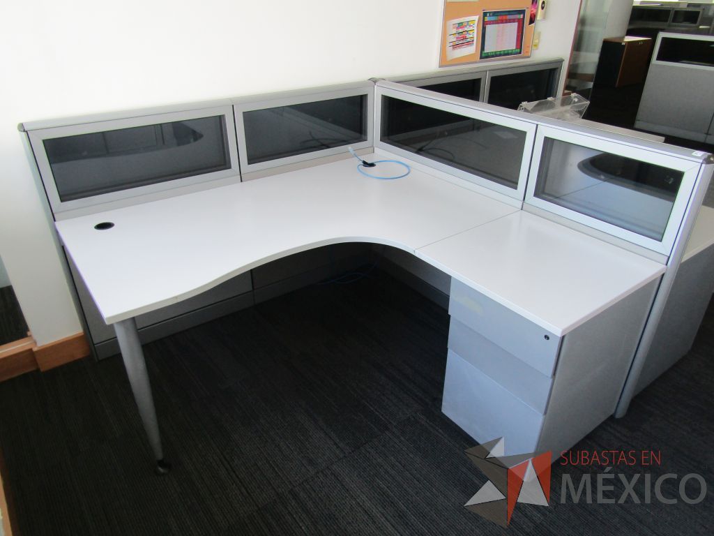 Lote 030 - Estación de trabajo lineal para 2 personas, mampara baja con vidrio, con 2 archiveros de pedestal de 3 cajones - Steelcase - Imagen 3