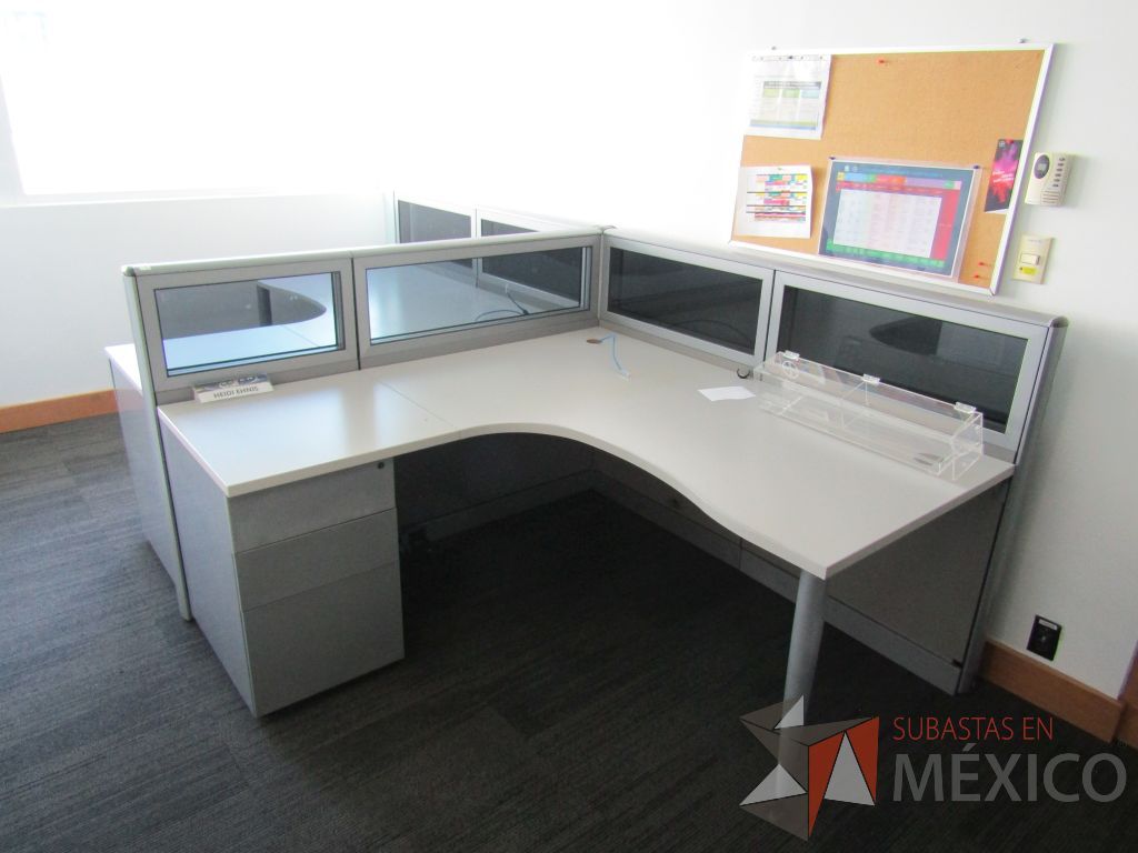 Lote 030 - Estación de trabajo lineal para 2 personas, mampara baja con vidrio, con 2 archiveros de pedestal de 3 cajones - Steelcase