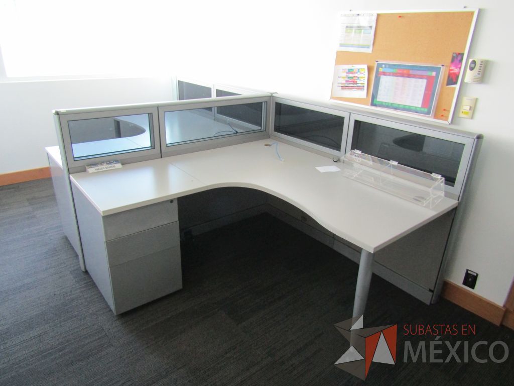 Lote 030 - Estación de trabajo lineal para 2 personas, mampara baja con vidrio, con 2 archiveros de pedestal de 3 cajones - Steelcase - Imagen 4