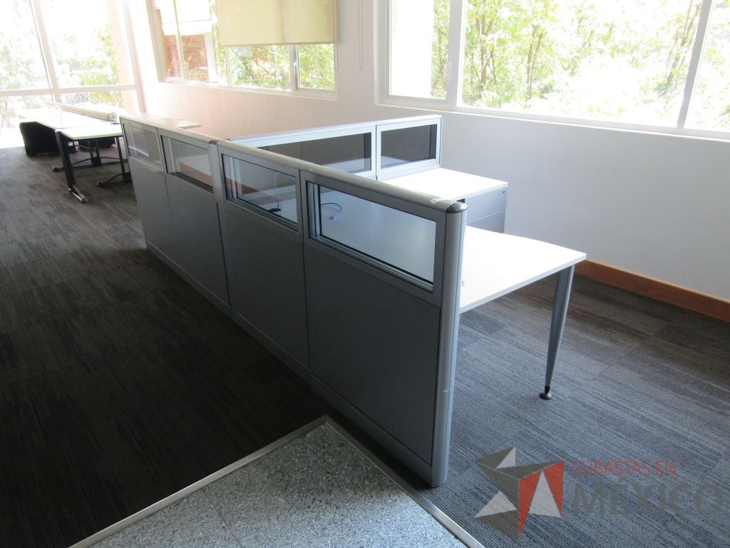 Lote 036 - Estación de trabajo lineal para 2 personas, mampara baja con vidrio, con 2 archiveros de pedestal de 3 cajones - Steelcase - Imagen 2