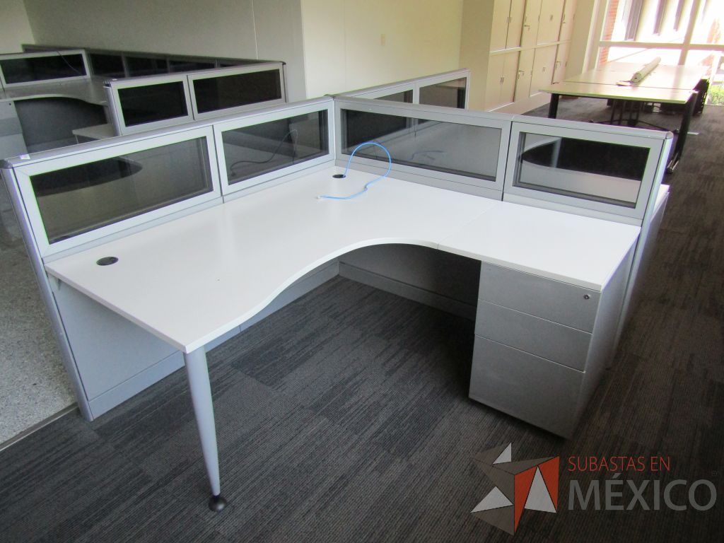Lote 036 - Estación de trabajo lineal para 2 personas, mampara baja con vidrio, con 2 archiveros de pedestal de 3 cajones - Steelcase