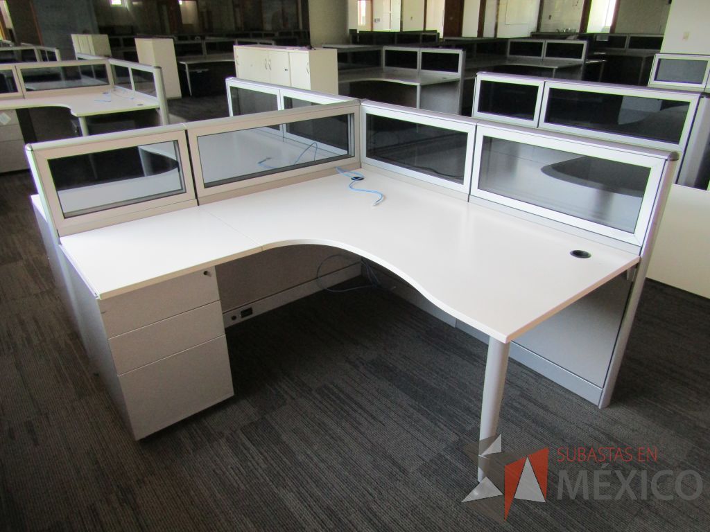 Lote 036 - Estación de trabajo lineal para 2 personas, mampara baja con vidrio, con 2 archiveros de pedestal de 3 cajones - Steelcase - Imagen 3