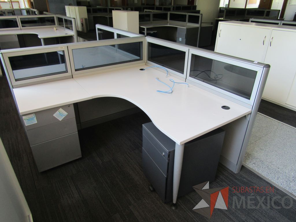 Lote 037 - Estación de trabajo lineal para 2 personas, mampara baja con vidrio, con 2 archiveros de pedestal de 3 cajones - Steelcase - Imagen 2