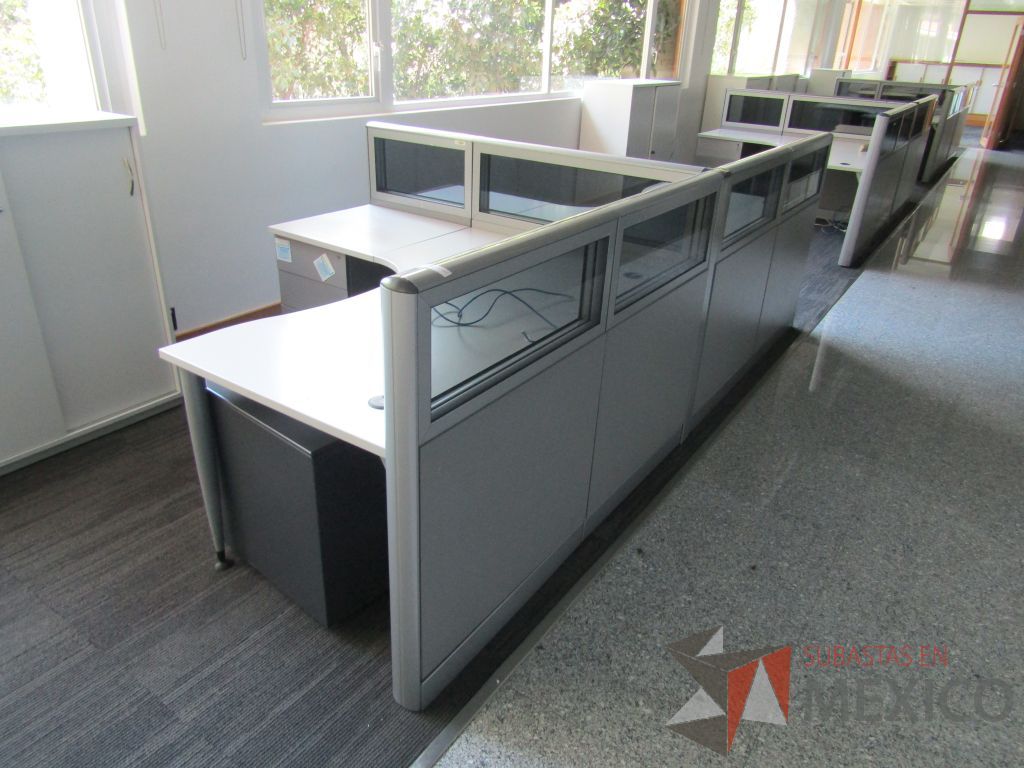 Lote 037 - Estación de trabajo lineal para 2 personas, mampara baja con vidrio, con 2 archiveros de pedestal de 3 cajones - Steelcase - Imagen 3