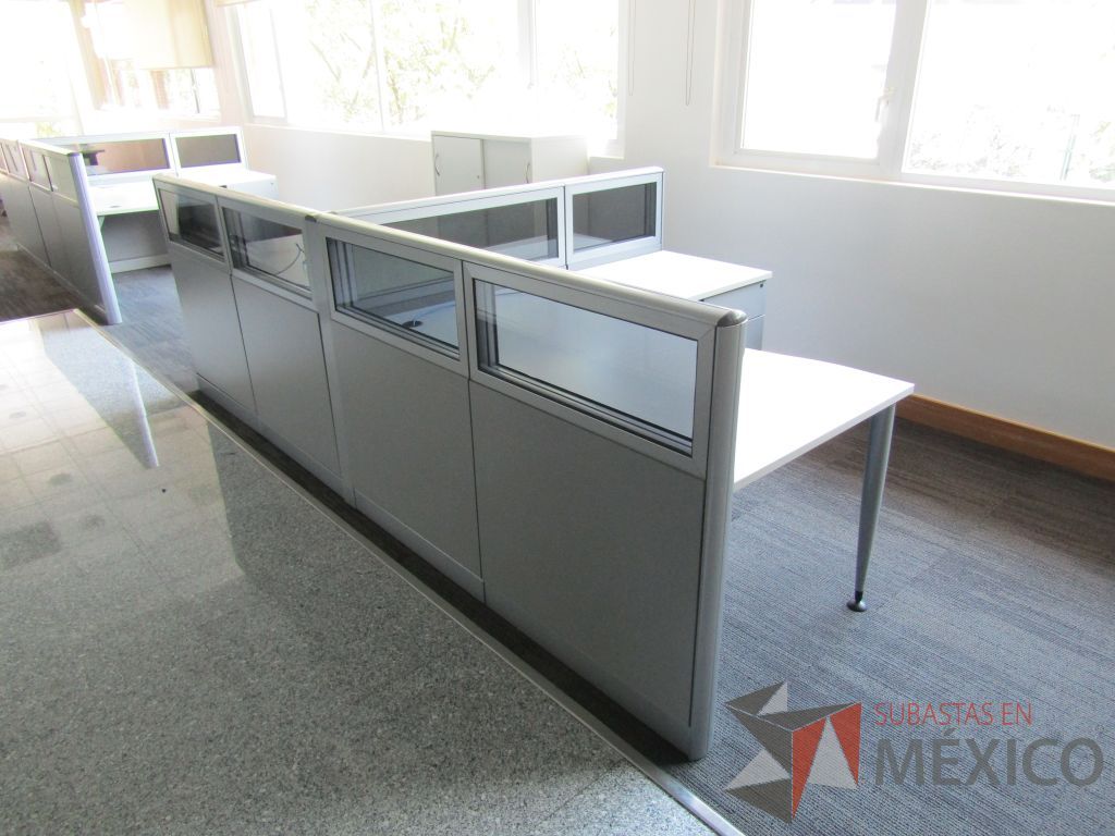 Lote 037 - Estación de trabajo lineal para 2 personas, mampara baja con vidrio, con 2 archiveros de pedestal de 3 cajones - Steelcase - Imagen 4