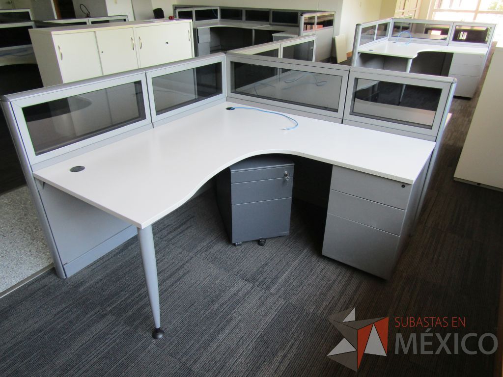 Lote 037 - Estación de trabajo lineal para 2 personas, mampara baja con vidrio, con 2 archiveros de pedestal de 3 cajones - Steelcase