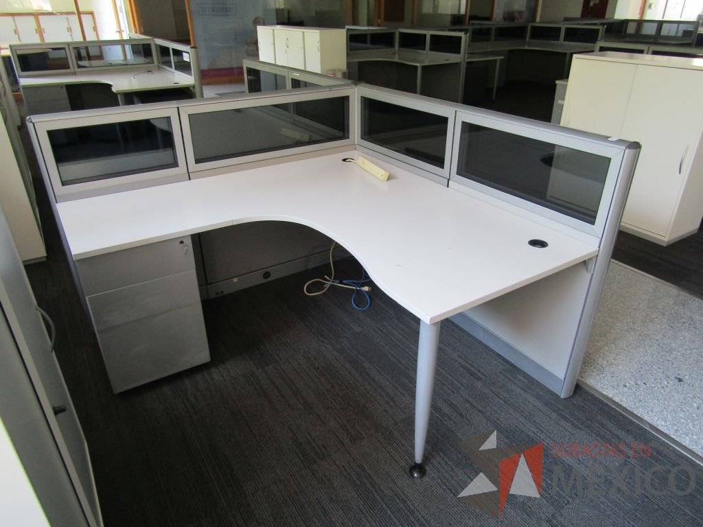 Lote 038 - Estación de trabajo lineal para 2 personas, mampara baja con vidrio, con 2 archiveros de pedestal de 3 cajones - Steelcase